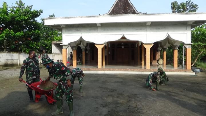 Satgas TMMD Kodim Bojonegoro Melaksanakan Karya Bakti Pembersihan Lingkungan Masjid